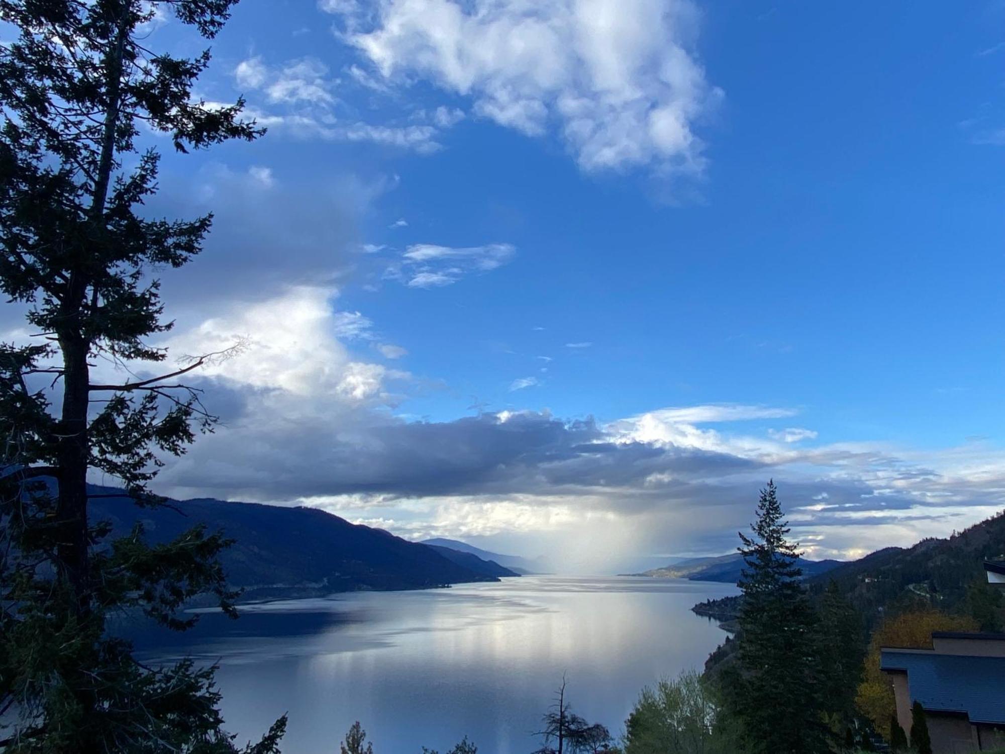 Kelowfornia Lakeview Retreat Kelowna Exterior foto